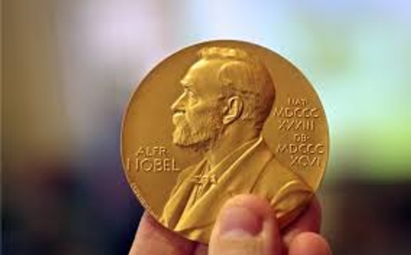 1. Nobel Edebiyat Ödülü'nü 2006 yılında kazanan Türk yazar kimdir?