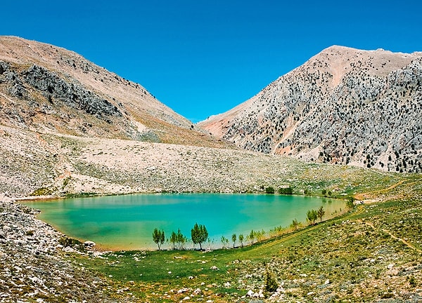 Bir krater gölü olan Yeşilgöl, Gömbe Yaylası üzerinde, Batı Antalya'nın ikinci yüksek tepesi olan Akdağ'ın doğu yamacında bulunuyor.