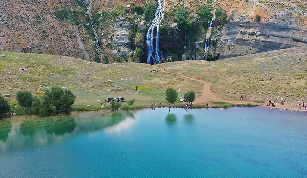 Her yıl binlerce yerli ve yabancı turistin ziyaret ettiği Yeşilgöl, suyunun kendine has rengi ve içinde bulundurduğu canlılar ile eşi benzeri görülmemiş bir doğa harikası.