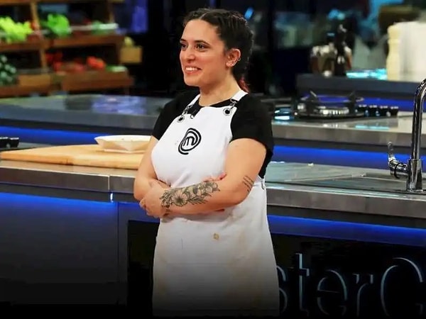 Yaptığı deniz mahsüllü risotto ile üç şeften de evet alan Deniz'in MasterChef'te önünün çok açık olduğu daha ilk günlerden belli olurken, hırsıyla bu sezonun çetin geçeceğinin sinyallerini de verdi.