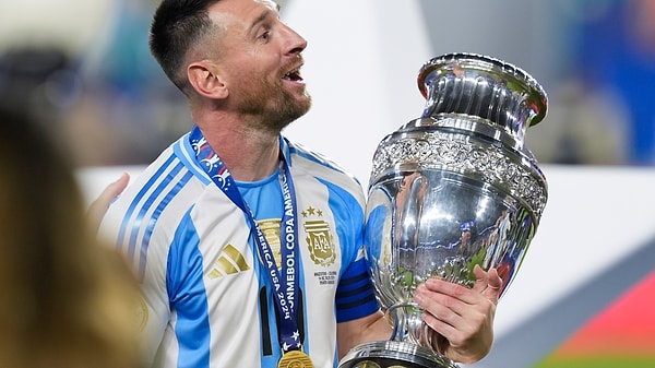 Copa America'da mutlu sona ulaşan takım ise Arjantin oldu. Mavi-beyazlılar, finalde Kolombiya'yı 1-0'la geçip kupaya uzandı.