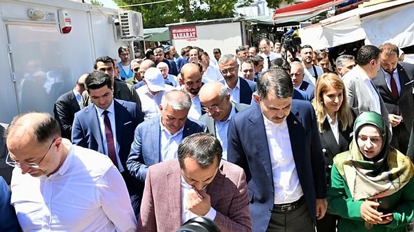 “Deprem bölgesinde dolaşırken, bir vatandaş konteynır istiyor. Kurum, Yazıcı’ya “Vatandaşa konteynır verelim” diyor. Yazıcı, “Veremeyiz” diye yanıt veriyor. Kurum, “Niye?” diye soruyor. Yazıcı, “Burada bir denge var, veremeyiz” diyor. Kurum da “Ben bakanım. Bana karşı mı geliyorsun” diye tepki gösteriyor.”