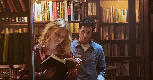 Başrolünde Penn Badgley ve Elizabeth Lail'in oynadığı 'You', son yılların en en en popüler dizilerinden biri. İkinci sezondan beri Netflix'te yayınlanan dizi sürükleyici hikayesiyle her sezon izleyenleri ekran başına bağlamayı çok iyi başarıyor.