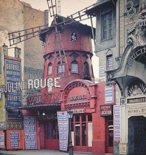 1914'te çekilen karede henüz yangın çıkmadan önce Paris'teki orijinal Moulin Rouge görülüyor.