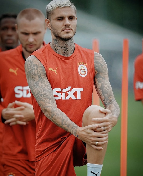 Ne haber yayılırsa yayılsın Icardi'nin yer aldığı her antrenmanda alyansını parmağından bir an olsun çıkarmaması da gözlerden kaçmamıştı tabii.