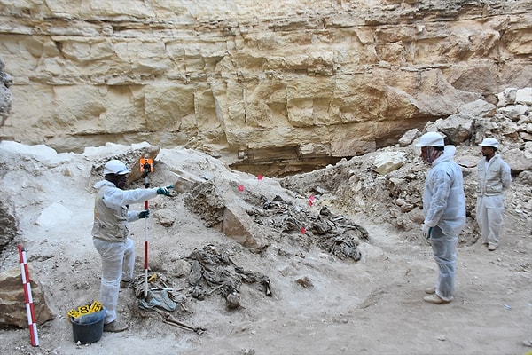 Türkmeneli İşbirliği ve Kültür Vakfı Başkanı Turhan Ketene, yaptığı açıklamada, terör örgütü DEAŞ tarafından bir toplu mezara dönüştürülen bu derin kuyuda 1000'in üzerinde Telaferli Türkmen'inin cesedinin olduğunu söyledi. Ketene, terör örgütü DEAŞ'ın bölgeyi kontrolü altına aldığı 2014-2017 yılları arasında binlerce Telaferli Türkmeni kaçırdığını ve bunların akıbeti hakkında hiçi bir bilgi olmadığını belirtti.