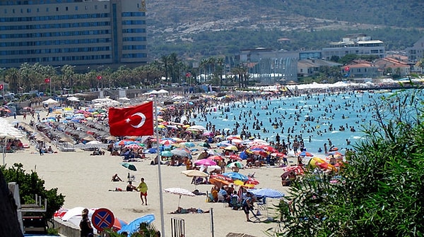 Kumbahçe sahilinde 25 yıldır restoran işletmeciliği yapan Ali Akgünel ise "Fiyatlarımız belli, müşterilerimiz geldiğinde direkt fiyatlara bakabilir. Şehir merkezinde lahmacun 100 lira bizde 150 lira. Sahil kenarındasın, Türkbükü'nde sosyete olduğu için bu fiyat bin lira. İnsanlar geliyor fiyatlara bakıyor, iş yok. Fiyatlar yüksek, ona göre fiyat yazıyoruz. Yalan yanlış haberler bizi etkiliyor. Bodrum'da her bütçeye uygun tatil var. Kalamar-karides bizde 500 lira, bir balık 400 lira. Bu çok mu? Böyle giderse buraya kimse gelmez, Bodrum'u bitirdiler. Bodrum en güzel yerlerden biri" ifadelerini kullandı.