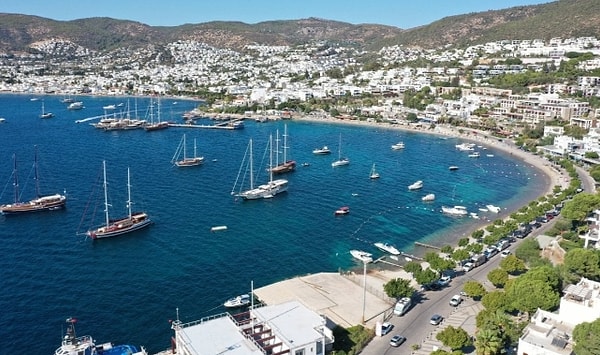 Restoran işletmecisi Feyzullah Çicek de "Yerli turist bayramda Bodrum'u 10 gün hareketlendirdi. Şu anda bomboş, insanlar Yunan adalarına gidiyor. Kasaptan eti pahalı alınca kaç paraya satacağız? 20 personel var, kira var, enerji maliyetleri var. Fiyatlarda indirim yapamayız. Şu an kurtardığı fiyatlar böyle. Fiyatlar zaten dip fiyat. Bir müşteri levrek, çipura yanına salatasını yiyorsa 250-300 lira arasında bir para ödüyor" dedi.