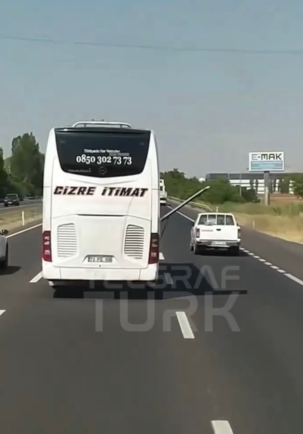 Yolcu otobüsü bagaj kapağı açık halde bir süre yol aldıktan sonra yanından geçtiği bir tırın aynasına çarptı.