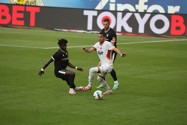 İlk yarıda Galatasaray’da Hakim Ziyech etkili performans sergilerken, 22’nci dakikada takımının ikinci golünü kaydeden isim oldu. Michy Batshuayi’nin pasıyla ceza sahası içi sağ çaprazında topla buluşan Ziyech’in şutu ağlara gitti: 2-0. Galatasaray oyunu rakibin yarı sahasına yığarken hazırlık paslarıyla seti kurmaya devam etti, Trencin ise hızlı kontra ataklar ile Galatasaray kalesine gelmeye çalıştı. İlk yarı Galatasaray’ın 2-0 üstünlüğü ile bitti.