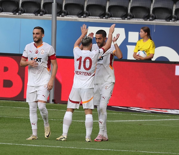 Galatasaray’ın Fenerbahçe’den yeni transferi Michy Batshuayi, sarı-kırmızılı formayla ilk golünü kaydetti. Avusturya kampında çıktığı; LASK Linz ve Fortuna Düsseldorf maçlarında gol atamayan Belçikalı golcü, 4-1 biten Trencin mücadelesinde takımının dördüncü golünü kaydetti. Galatasaray formasıyla üçüncü maçında golle tanışan Batshuayi, karşılaşmanın 58’inci dakikasında soldan Kerem Demirbay’ın ceza sahası içerisine çevirdiği topa bekletmeden vurarak topu ağlara gönderdi. Aynı zamanda 30 yaşındaki santrfor, Hakim Ziyech ve Dries Mertens’in gollerinde asist yapan isim oldu.