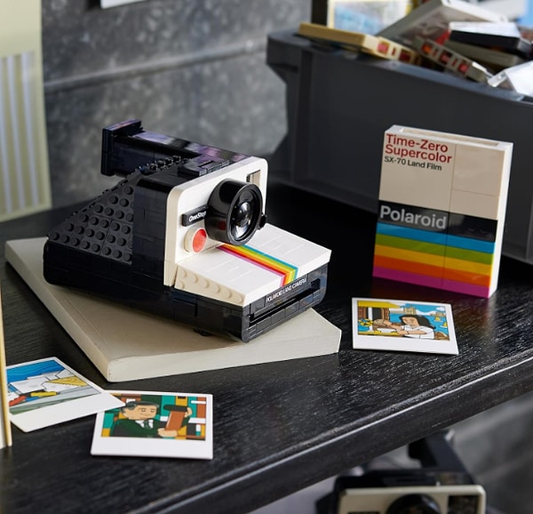 3. LEGO Ideas Polaroid OneStep SX-70 Kamera 21345 – Fotoğraf Meraklısı Yetişkinler için Koleksiyonluk ve Sergilenebilir Yaratıcı Model Yapım Seti (516 Parça)