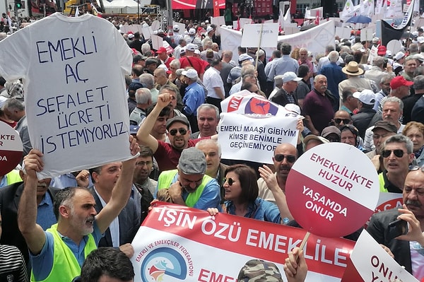 Emekli maaşlarıyla ilgili sıkıntılar devam ederken, AK Parti hükümeti emeklilik sisteminde ciddi değişikliler içeren çalışamaya başladı