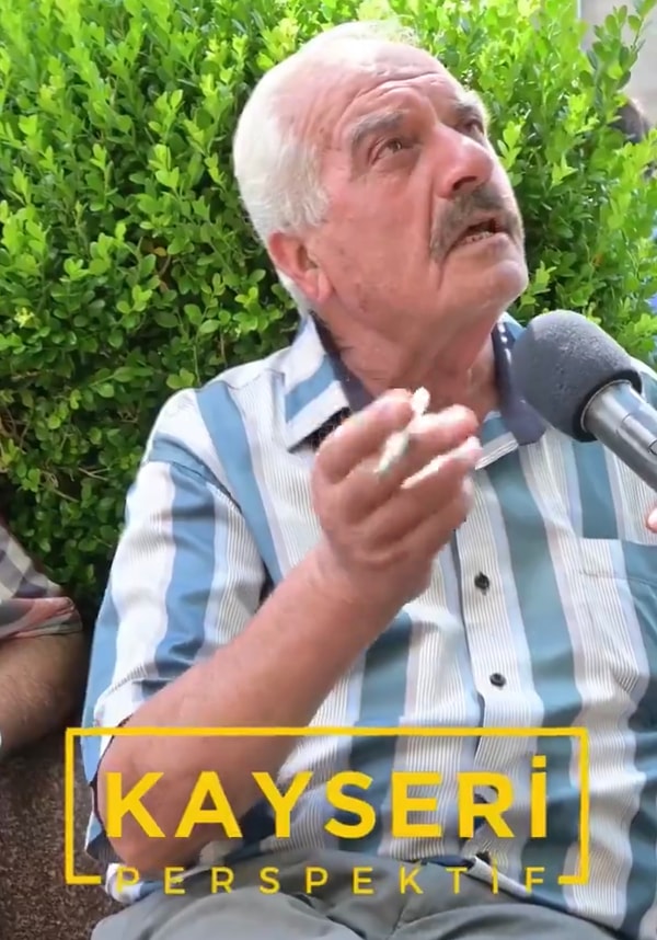 Muhabirin “Geçinemiyorum diyenler var.” sözlerinden sonra ise “Onlar yalan söylüyor, çalışsın ikinci işte. Hem emekli olmuş hem de ikinci işte çalışıyor 30 bin TL maaş alıyor.” deyince yanındaki vatandaş dayanamadı.