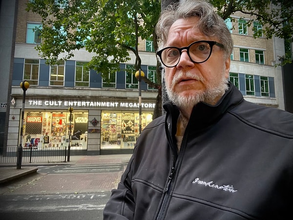 Oscarlı yönetmen Guillermo del Toro, X hesabında yaptığı paylaşımda vizyona girdiği ilk hafta sinema salonlarını dolup taşıran 'Longlegs' hakkında pek çok olumlu eleştiride bulundu.