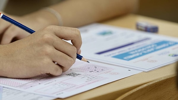 Yıl boyunca hallerindeki üniversiteyi ve bölümü kazanmak için çalışan milyonlarca öğrencinin heyecanla beklediği YKS sonuçları, 17 Temmuz Çarşamba günü açıklandı.