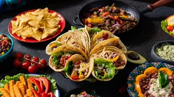 3. Meksika'nın sokaklarında taze ve baharatlı tacos yemek, gerçek bir gastronomi şöleni.