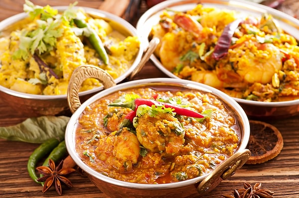 5. Mumbai’nin sokaklarında baharatlarla dans eden curryler, Hint mutfağının eşsiz bir yansıması.