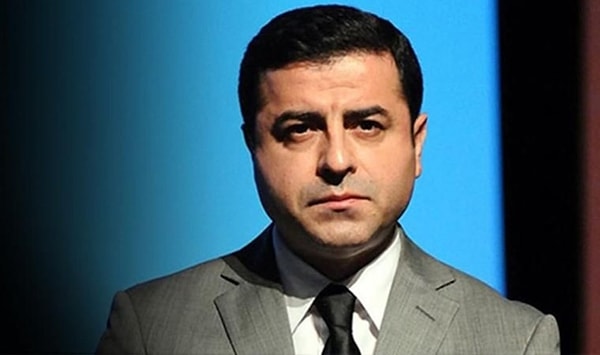 Selahattin Demirtaş hakkında 'cumhurbaşkanına hakaret' ve 'hükümet ve devlet organlarını alenen aşağılama' suçlamasıyla açılan dava, Mersin 14. Asliye Ceza Mahkemesi'nde görüldü.