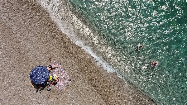 Akdeniz'deki çoğu plajın 50 metrenin altında genişliğe sahip olduğu dikkate alındığında, 2050'ye kadar birçok sahilin büyük oranda sular altına kalması bekleniyor. Sahiller hem denizlerdeki su seviyesinin yükselmesi hem de kıyı erozyonu nedeniyle sular altında kalacak.