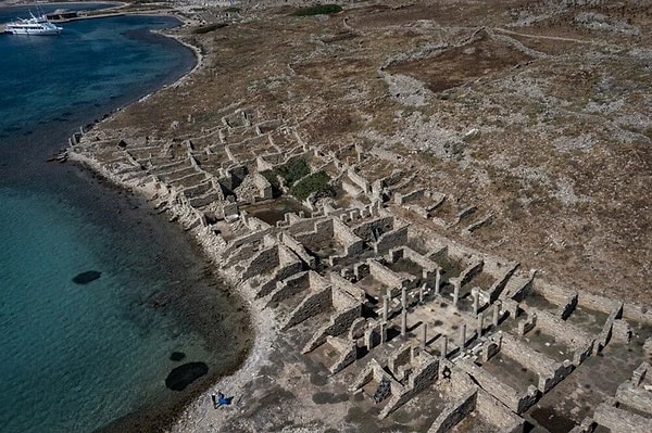 Deniz seviyesindeki yükselme ile bazı adaların zamanla su altında kalacağı ve bazı yarımadaların ise adaya dönüşeceğini belirtildi. Merkezi neredeyse deniz seviyesinde olan ve bazı sahilleri daha şimdiden sular altında kalan Delos Adası'nın 20-30 yıl içerisinde hem su seviyesinin yükselmesi hem de kıyı erozyonu nedeniyle sular altında kalması bekleniyor.