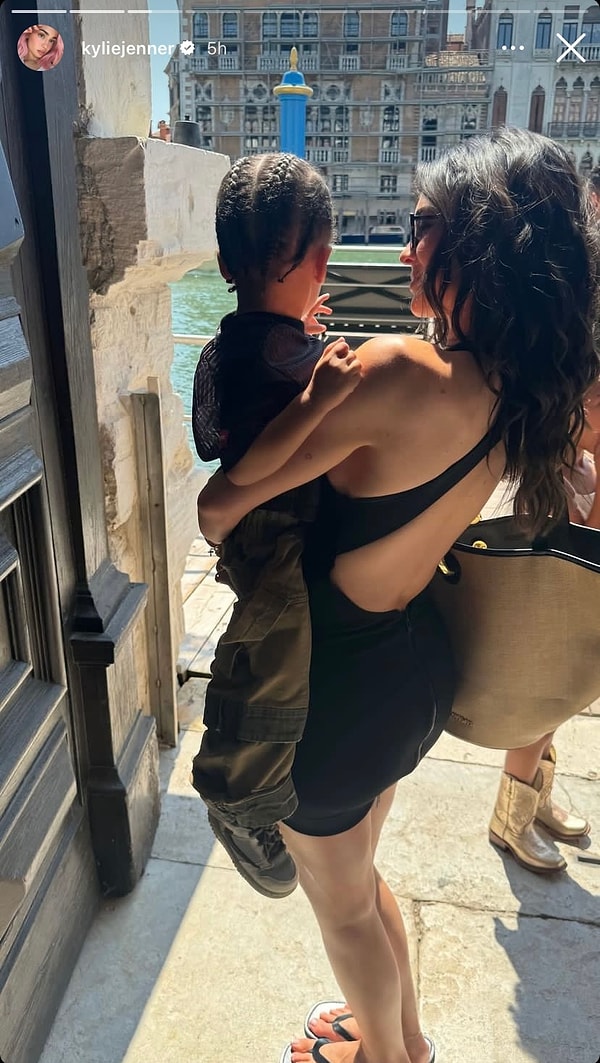 Kylie Jenner çocuklarıyla Roma'ya gitti.