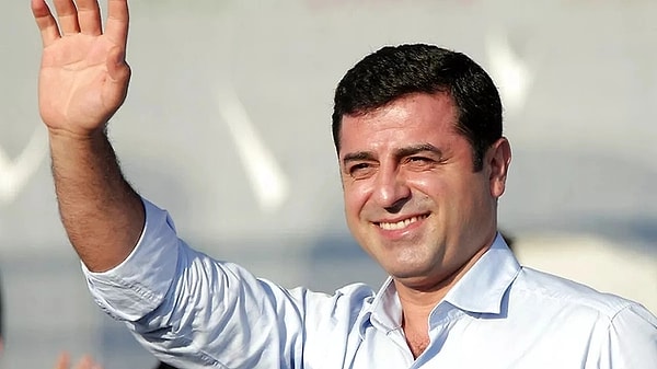 Eski HDP Eş Genel Başkanı Selahattin Demirtaş'a, 2015-2017 yılları arasında Diyarbakır, Mardin, Ankara ve Mersin’de yaptığı konuşmalar nedeniyle hakkında açılan davanın karar duruşmasında toplam 5,5 yıl hapis cezası verildi. Mahkemede söz alan Demirtaş, "Bugün cezaevinde konuşuyorum, yarın bakarsınız iktidardan konuşurum. İddialıyım. Bir gün Selahattin Demirtaş olarak bu ülkeyi halkın desteğiyle ben yöneteceğim" dedi.