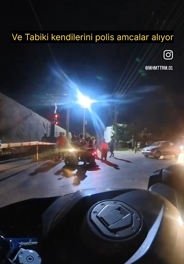 Motosikletliler trenin geldiğini görünce motordan inerek canları kurtarsalar da motosikletleri trenin altında kaldı.