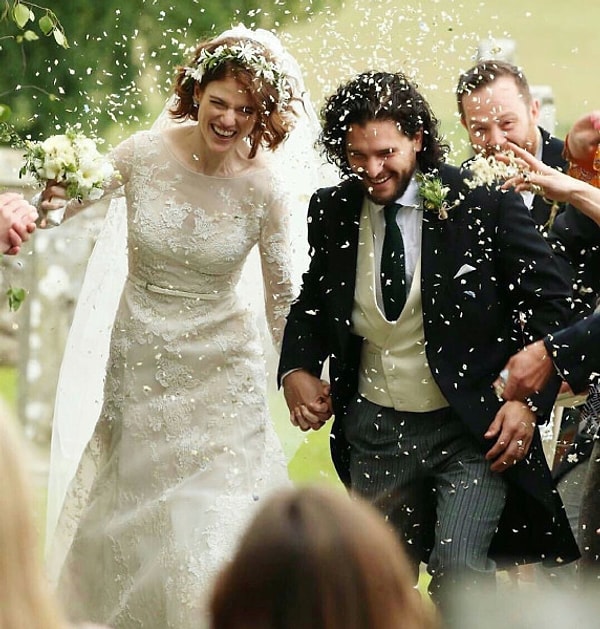 Game of Thrones Yıldızları Kit Harington ve Rose Leslie'in ünlü akınına uğrayan İskoçya'daki düğününü hatırlasınız.