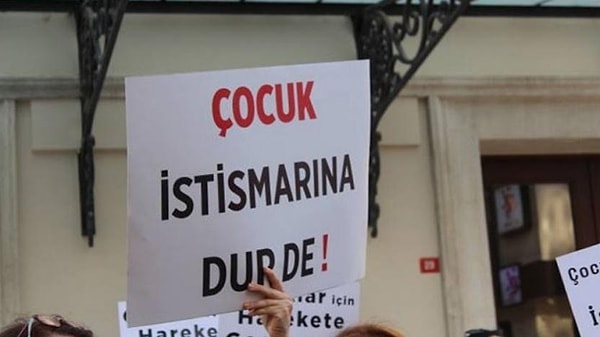 Bunun üzerine başlatılan soruşturmada S.A.'nın anne ve babasının boşandığı, annesi M.A.'nın da muhtar M.M. ile birlikte yaşadıkları belirlendi. Muhtar M.M. ve anne M.A., 18 Şubat’ta gözaltına alındı. Siber Suçlarla Mücadele Şubesi ekipleri, M.M.'nin el konulan telefonundaki incelemede, S.A. ile birlikte cinsel içerikli fotoğraf ve videolara rastladı.