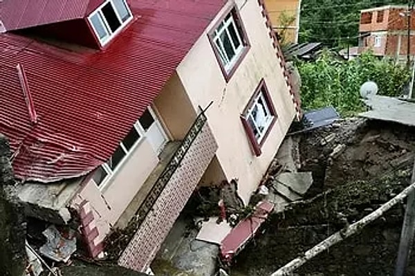 Belediye ekipleri suların tahliyesi için çalışmalarını sürdürüyor.