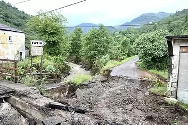 Toprak kaymaları nedeniyle ulaşıma kapanan Tirebolu-Doğankent kara yolunda ise trafik akışı Doğankent yönünden tek şeritten sağlanmaya başlandı.