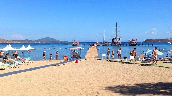 Gazete Oksijen’in Bloomberg’ten aktardığına göre; Türkiye'nin bazı tatil beldelerindeki restoranlar, turizm sezonunun en yoğun olduğu dönmede boş kaldı.