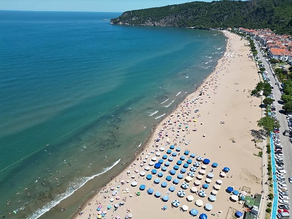 Denizde 2 metreye ulaşan dalgalar oluşurken, saat 09.00 ile 12.00 saatleri arasında 9 kişi boğulma tehlikesi geçirdi.