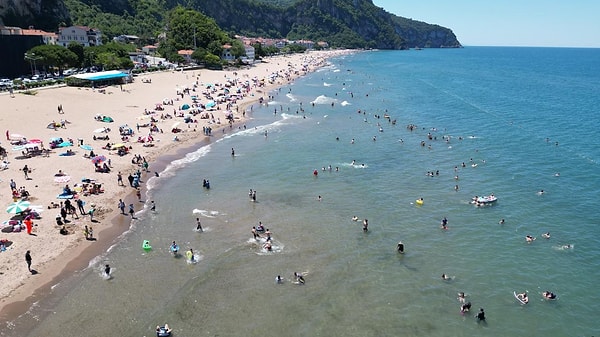 Güzelcehisar Plajı’nda ise sahil güvenlik komutanlığına bağlı ekipler, denizde anonslar yaparak, vatandaşların denizden çıkmalarını istedi. Rüzgarın öğleden sonra şiddetini artırması bekleniyor