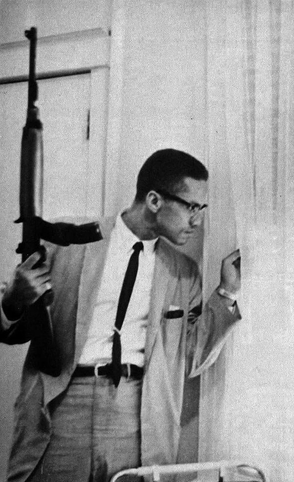 4. 1964, Malcolm X ailesini koruyor!