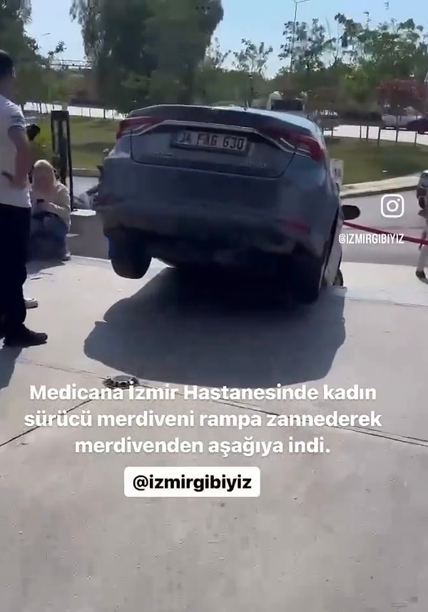 İzmir’de bir hastanede yaşanan olayda sürücü girmek istediği yola doğru ilerlerken merdiveni anlayamadı.