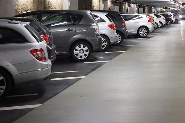 İddiaya göre Tüketici Konfederasyonu (TÜKONFED) Başkanı Aydın Ağaoğlu’ndan yaklaşık bir buçuk yıl önce, Mecidiyeköy’deki bir AVM otoparkında 0-3 saatlik süreden kısa bir süre kalmasına rağmen 20 liralık ücret talep edildi.