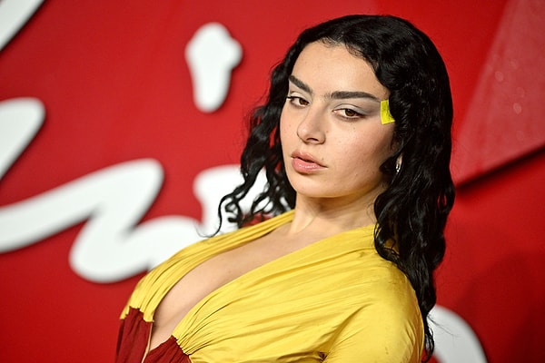 İngiliz şarkıcı Charlotte Emma Aitchison, (sahne adı Charli xcx) geçtiğimiz haziran ayında inanılmaz bir albüm yayımladı.