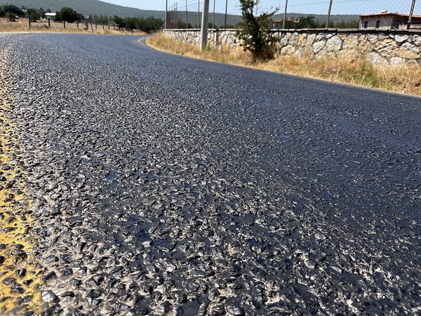 Bölgeden geçenler ve sürücüler eriyen asfalt nedeniyle zor anlar yaşadı.