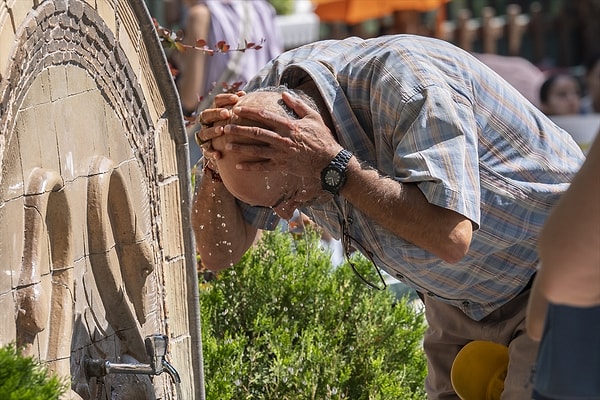 Sıcaklıkların önümüzdeki hafta da devam etmesi bekleniyor. Prof. Dr. Kadıoğlu, sosyal medya hesabından yaptığı paylaşımda, önümüzdeki hafta hava sıcaklığının 40 derece civarında olacağı şehirler için idari izin verilmesi gerektiğini ifade etti.