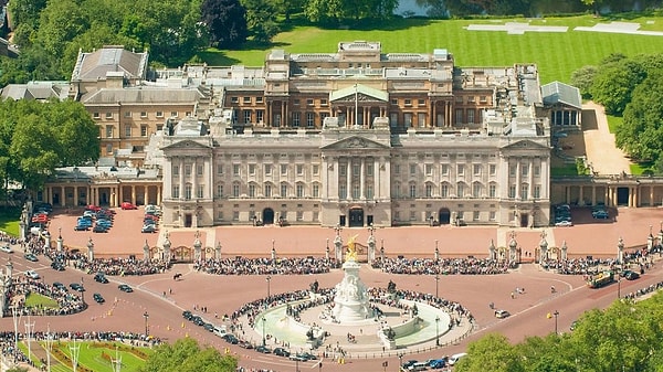 Bugün Buckingham Sarayı'nın değeri dudak uçuklatacak seviyede.