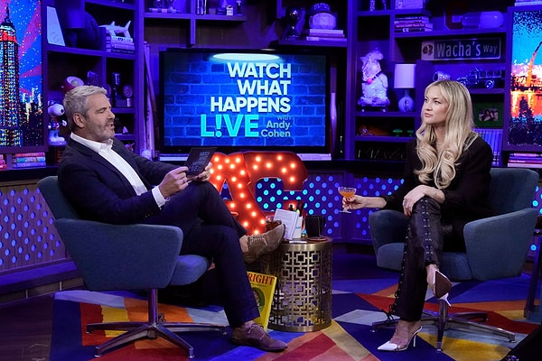 Geçtiğimiz günlerde Watch What Happens Live with Andy Cohen adlı TV programına konuk olan Kate Hudson, izleyicilerden gelen soruları yanıtladı. İzleyiciler Hudson'a rol arkadaşını gerçekten deodorant kullanması için zorlayıp zorlamadığını sordu.