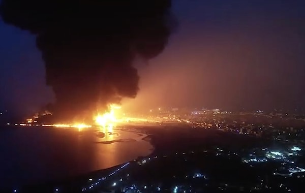 Husilere bağlı el-Mesire televizyon kanalı, "Hudeyde kentinin bir dizi bombayla hedef alındığını" duyurdu. Haberde, Hudeyde Limanı'ndaki petrol depolarına düzenlenen saldırılarda ölen ve yaralananlar olduğu kaydedildi ancak sayıya ilişkin bilgi verilmedi. Haberde ayrıca, saldırı sonucu çok sayıda kişide yanıklar oluştuğu ifade edildi.