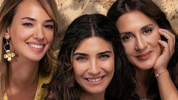 Başrollerinde Tuba Büyüküstün, Seda Bakan ve Boncuk Yılmaz'ın rol aldığı Netflix dizisi 'Zeytin Ağacı' ilk sezonu ile seyirciden tam not alan yapımlardan biri olmuştu hatırlarsanız. Dizinin merakla beklenen ikinci sezonu ise 11 Temmuz'da izleyiciyle buluşmuş, dizinin galası ise dikkat çekmişti.