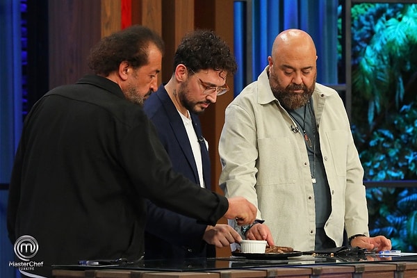 MasterChef Türkiye yarışmasında 10 kişiden oluşacak olan ana kadro için rekabet kıyasıya devam ediyor. Daha önceki programlarda sırasıyla Zeynep, Hakan, Onur, Ümmühan, Deniz, Çağlar ve Serhat ana kadroya girmişti.