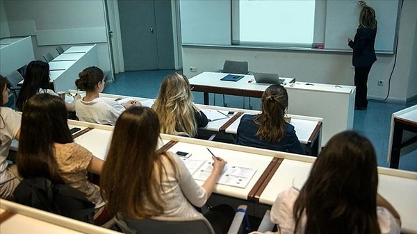 Geçen yıl 530 bin TL olan Koç Üniversitesi'nin 2024-2025 eğitim öğretim ücreti KDV dâhil 1 milyon 75 bin TL olarak açıklandı.