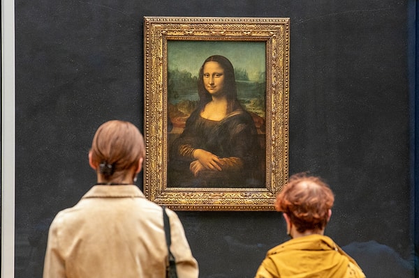 2. Leonardo da Vinci'nin ünlü tablosu "Mona Lisa" hangi müzede sergilenmektedir?