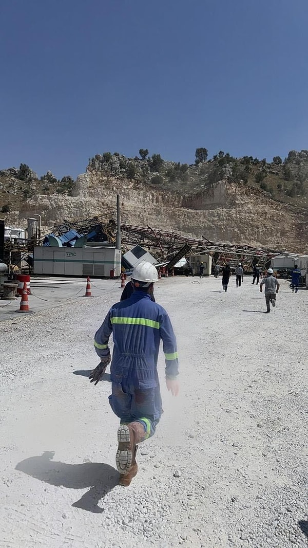 Yapılan çalışmada enkaz altındaki işçilerden 2’si çıkarıldı. Durumu ağır olan 1 işçi helikopterle hastaneye kaldırıldı.