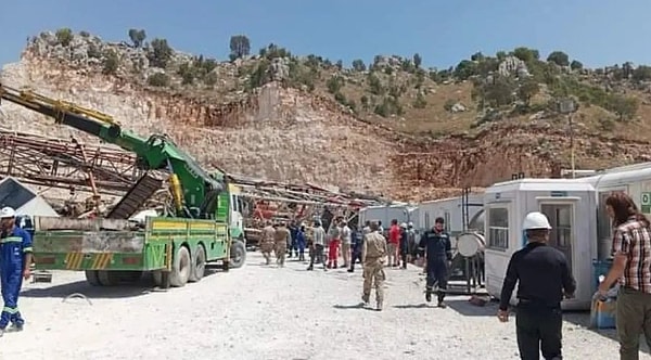 Çalışma sırasında petrol sondaj kulesi henüz bilinmeyen bir nedenle devrildi. 3 işçi enkaz altında kalırken, bölgeye AFAD, UMKE, itfaiye, TPİC ve TPAO uzmanları ile jandarma ekipleri sevk edildi.